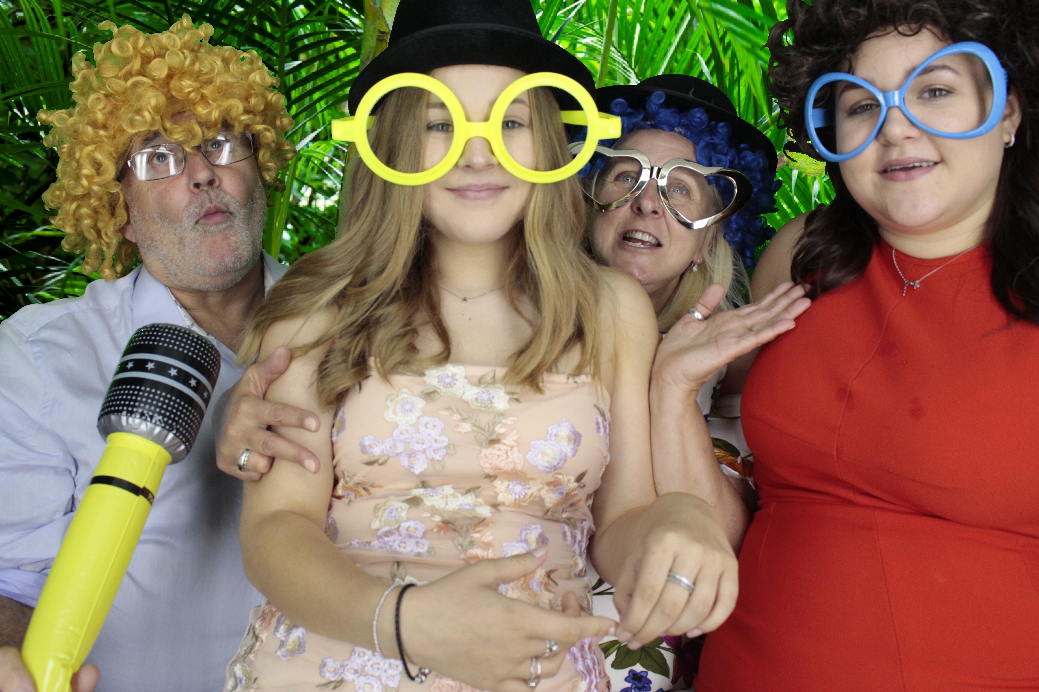 Mr & Mrs Brooks | View more photos from the event at gallery.myphotoboothexperience.co.uk/u/MyPhotoBoothExperienceLtd/Mr-Mrs-Brooks